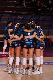 麻将“扣牌”艺术：如何在保住自己听牌的同时，精准卡住下家的关键张？（麻将扣牌技巧：如何既守住听牌，又精准封锁下家的关键牌）